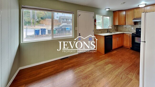 Building Photo - $1,000 Rent Credit if move-in occurs befor...