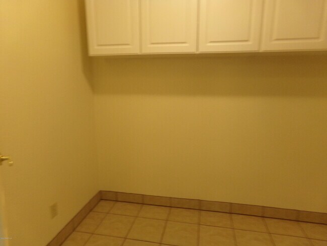 Building Photo - 4801 N Viewpoint Dr