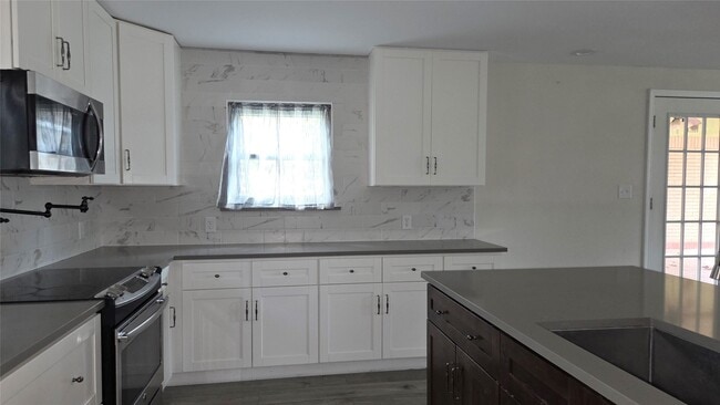 Building Photo - 1600 Southern Oaks Dr