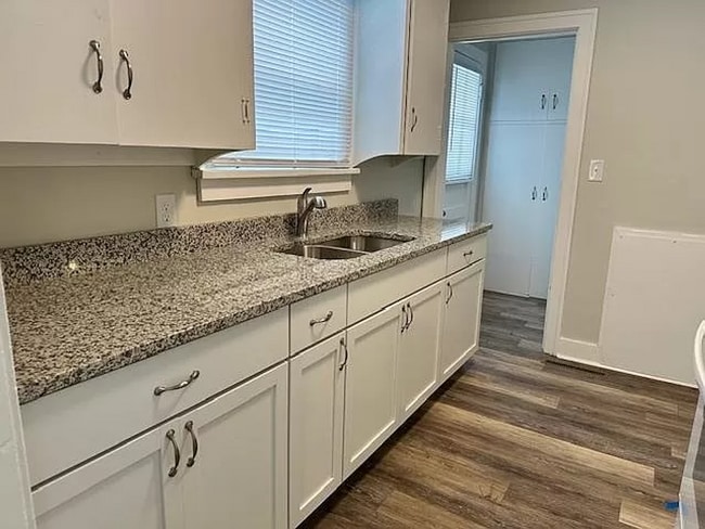 Building Photo - Stunning 3 Bed 1 Bath In Quiet Neighborhood