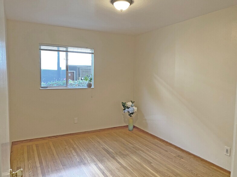 bedroom 2 - 1114 Stannage Ave