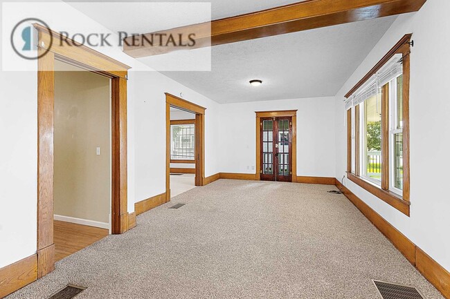 Building Photo - Large Updated Three Bed Two Bath with Patio