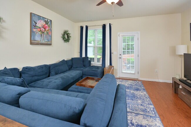 Building Photo - Modern 2BR/2.5BA Townhome in Stratford Lakes – Minutes to Southpoint & Downtown Durham!