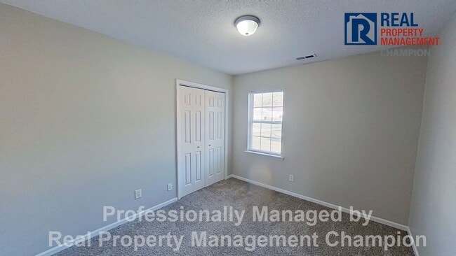 Building Photo - 3 BD/2 BA Home with Fenced Yard & Attached Garage