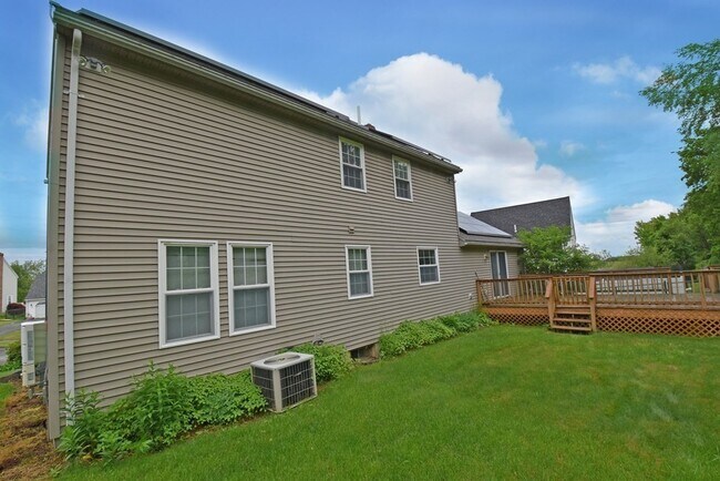 Building Photo - 35 Fox Meadow Dr