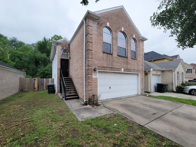 Building Photo - NICE 3 BEDROOM 2.5 BATH HOME. GREAT LOCATI...