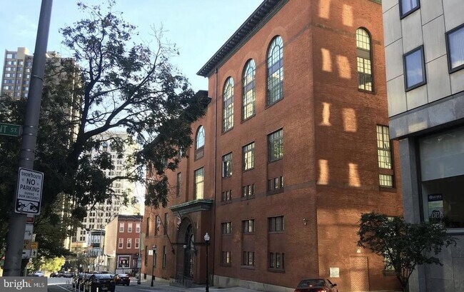 Building Photo - 300 Cathedral St