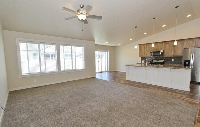 Building Photo - 4044 Queen Anne Dr