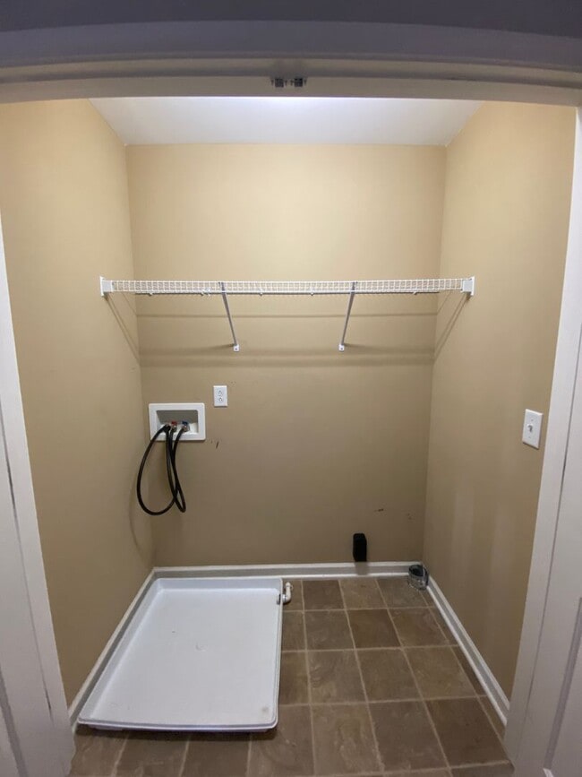 Building Photo - 3 Bedroom / 3 Bathroom / End Unit Townhome...