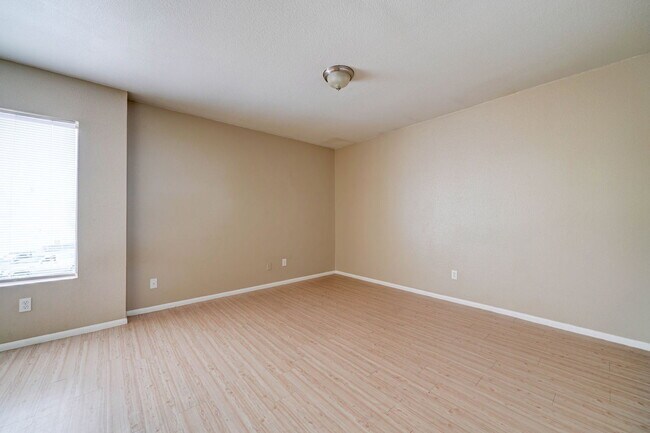 Building Photo - 3840 N 43rd Ave