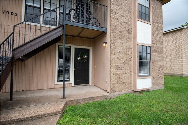 Building Photo - 1902 Woodsman Dr