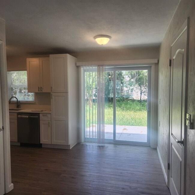 Building Photo - 3 bedroom 1.5 bath