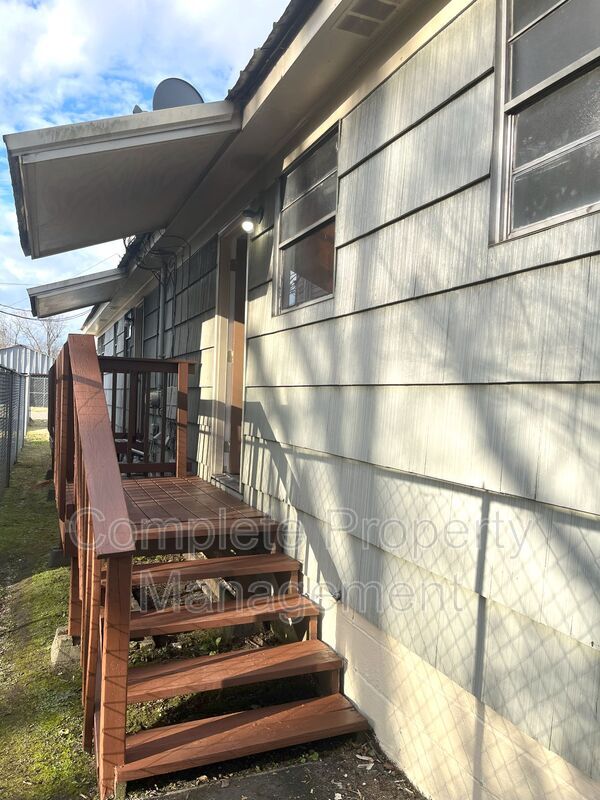 Building Photo - 1108 Hall St