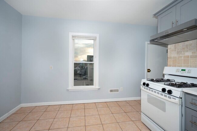 Building Photo - 46 Wyllis Ave