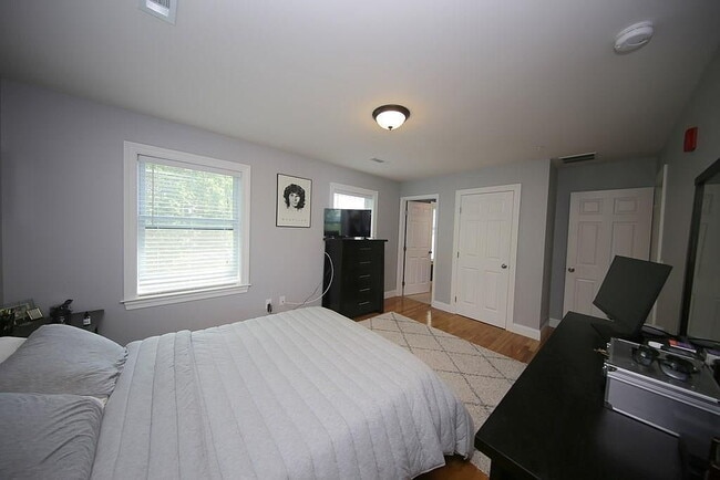 Building Photo - 10 Irma St