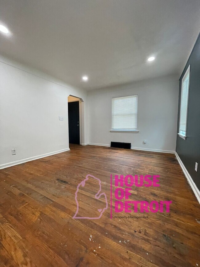 Building Photo - Summer Special~ 3 BEDROOM 1 BATH BUNGALOW ...