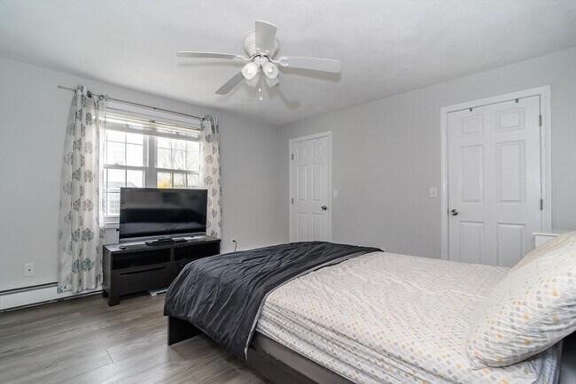 Building Photo - 10 Homeward Ln