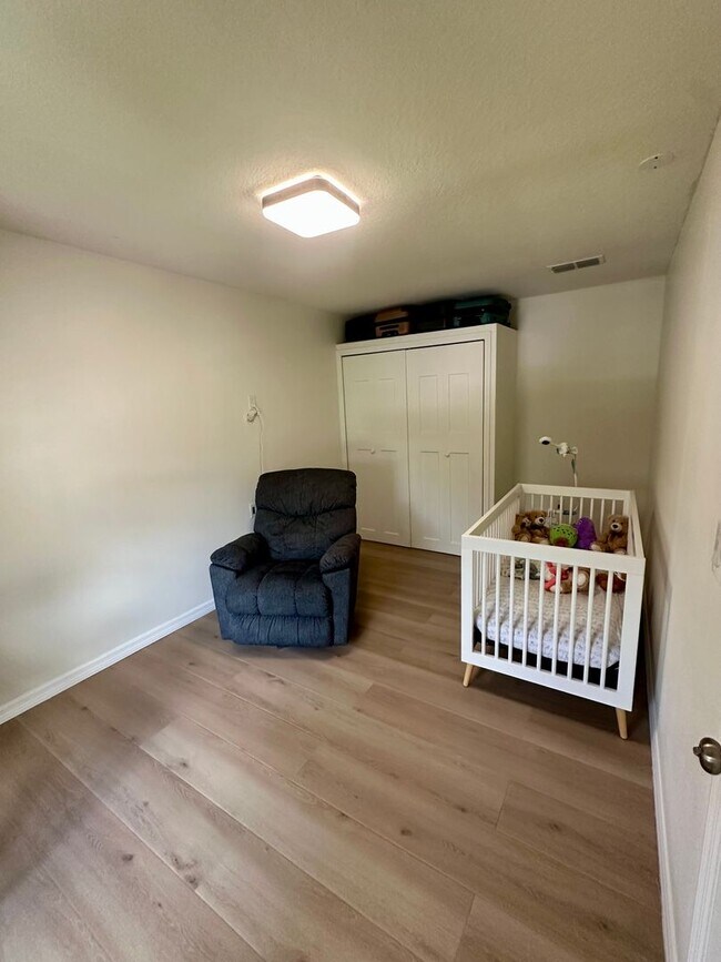 Building Photo - Discover the Charm of This Stunning 4-Bedr...