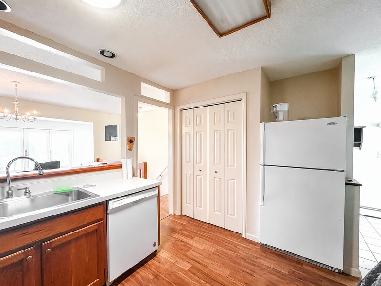Building Photo - 243 Eastview Cir