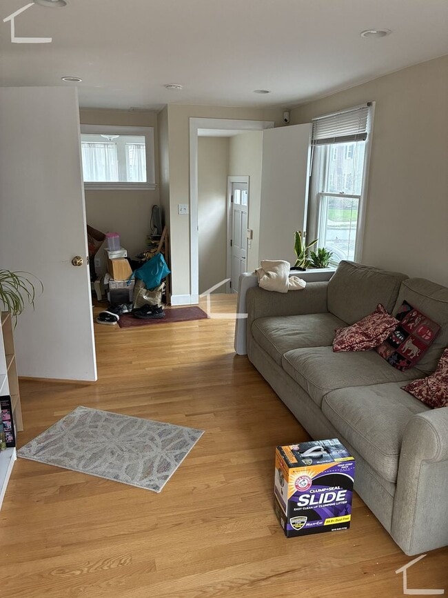 Building Photo - Rent a House in Newton 4bed/2.5 Bath - Parking included!