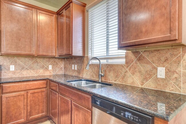 Building Photo - 4 Bedroom/3 Bath Ridge of Silverado Hills Subdivision