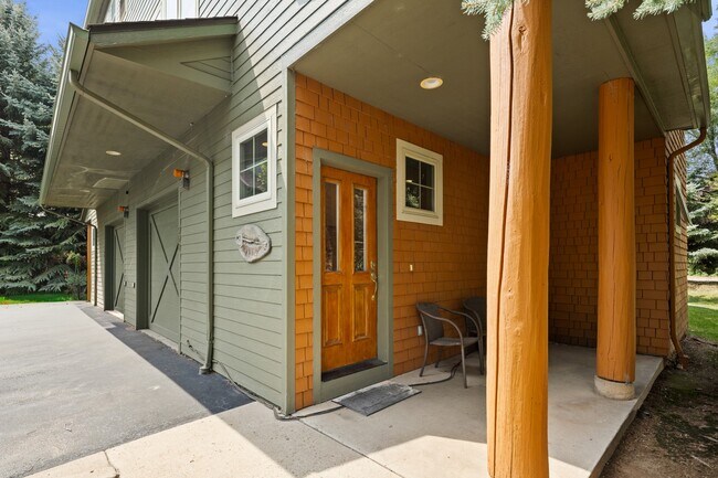 Building Photo - 562 Evans Ct