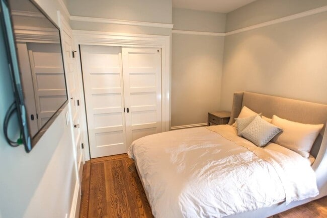 Building Photo - Welcome to North Beach! Premier 1 bed/ 2 B...