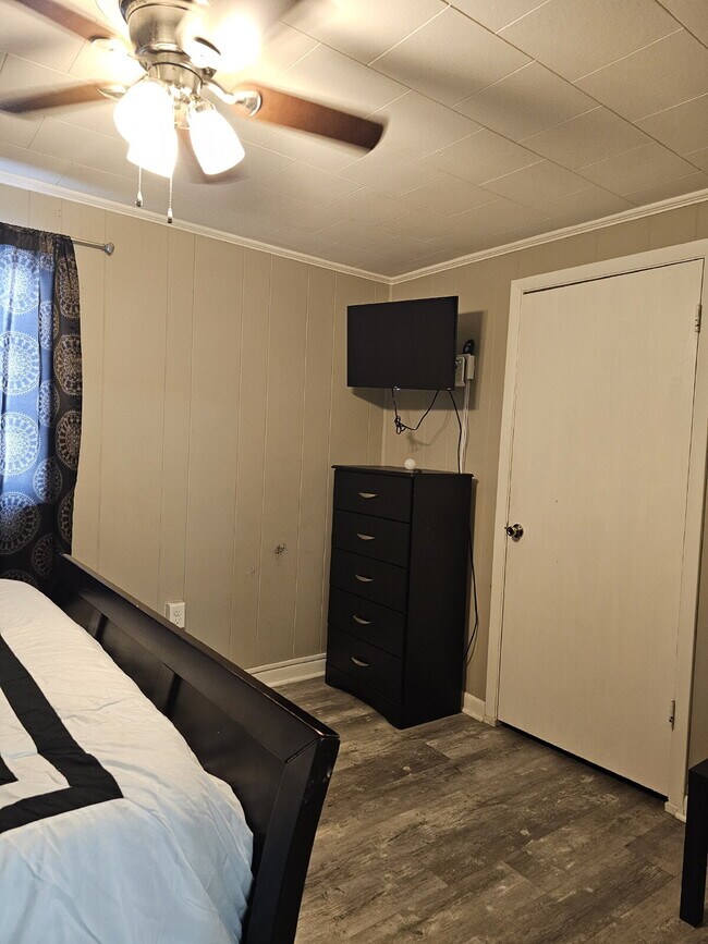 Building Photo - Historic home 2/1 for rent! Fully furnished