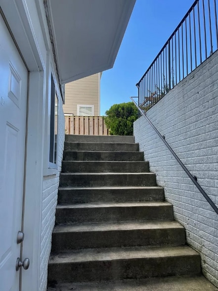 Building Photo - 445 Knoll St NW