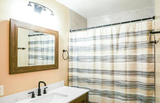 Building Photo - College Close 2 Bed 1 Bath