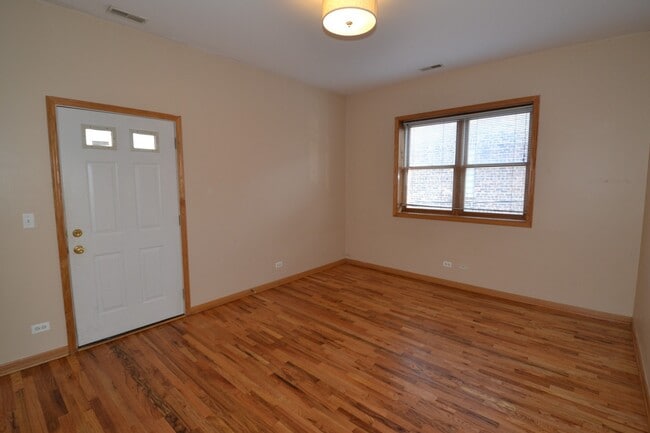Building Photo - Pet Friendly 3 Bed 2 Bath Top Floor Unit