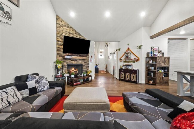 Building Photo - 1041 Silver Maple St