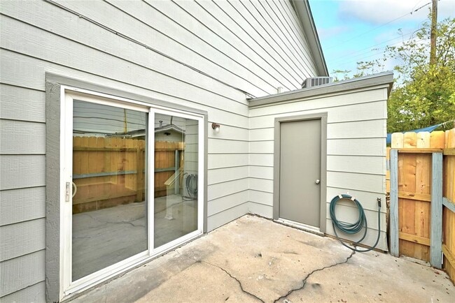 Building Photo - 2618 Ektom Dr