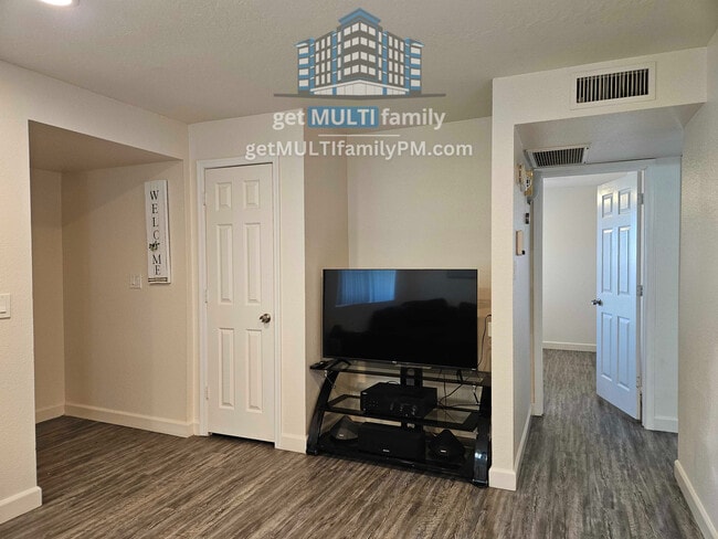 Building Photo - 515 W Pebble Beach Dr