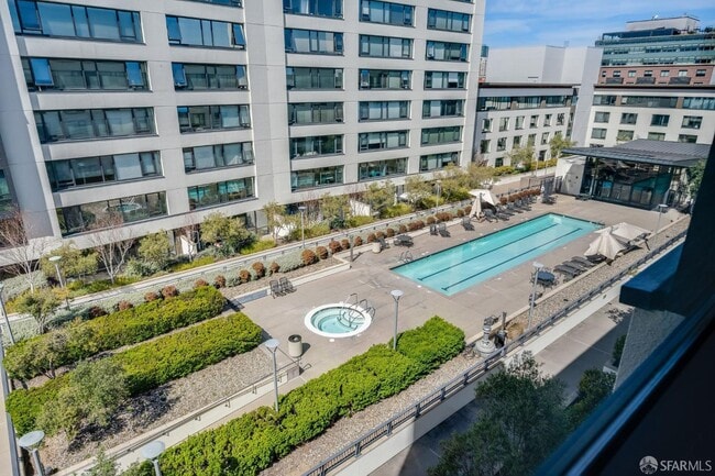 Building Photo - 260 King St