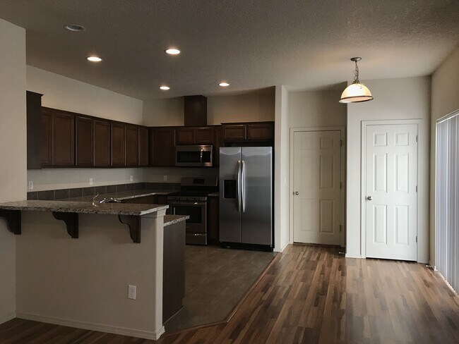 Building Photo - Well Maintained Spacious 4 BD Home with Gr...