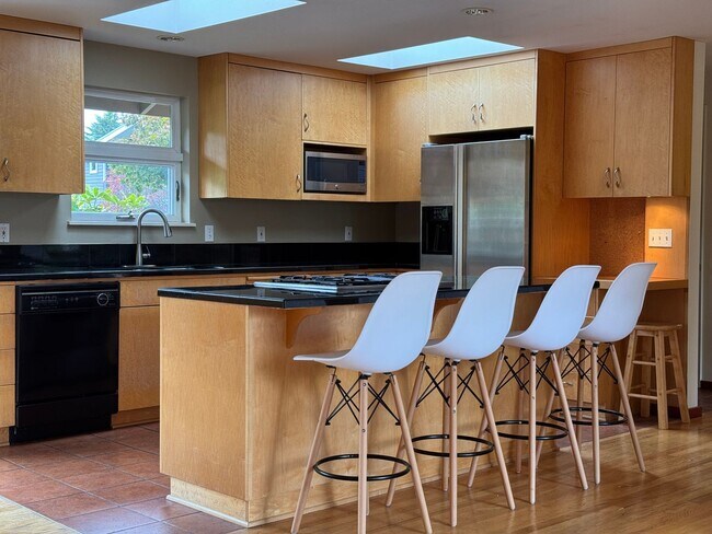 Building Photo - SPECIAL PROMOTION-Cozy 5 bedr 3 bath rambler with daylight basement, minutes to Somerset schools