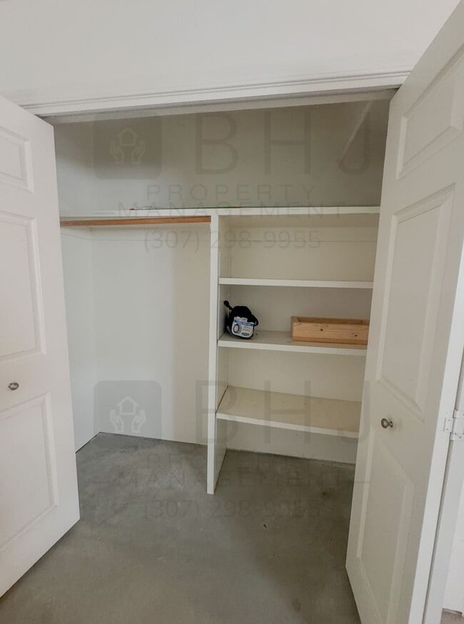 Building Photo - 2 Bed/ 2 Bath twin home in HOA community