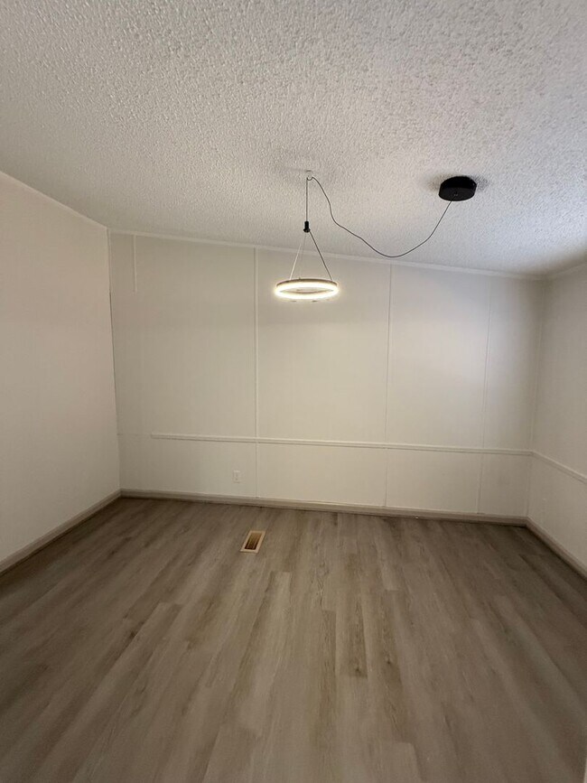Building Photo - Beautifully renovated 3 Bedroom Home in Am...