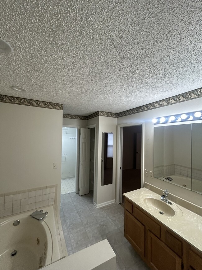 Building Photo - 140 Havenridge Cir