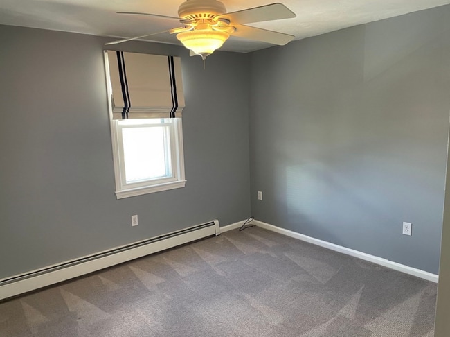 Building Photo - Spacious Townhouse - with parking!