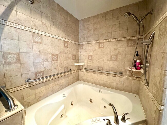 Building Photo - Lovely one level home in Northwest Santa R...