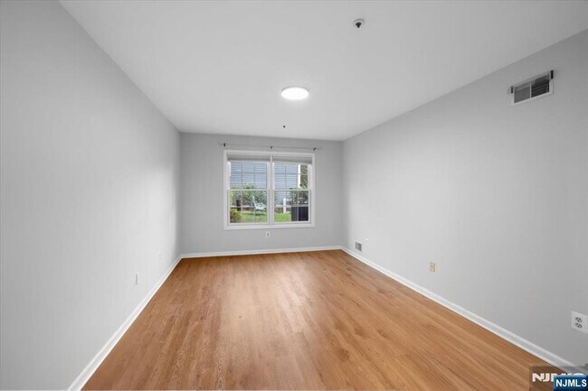 Building Photo - 372 Cambridge Dr