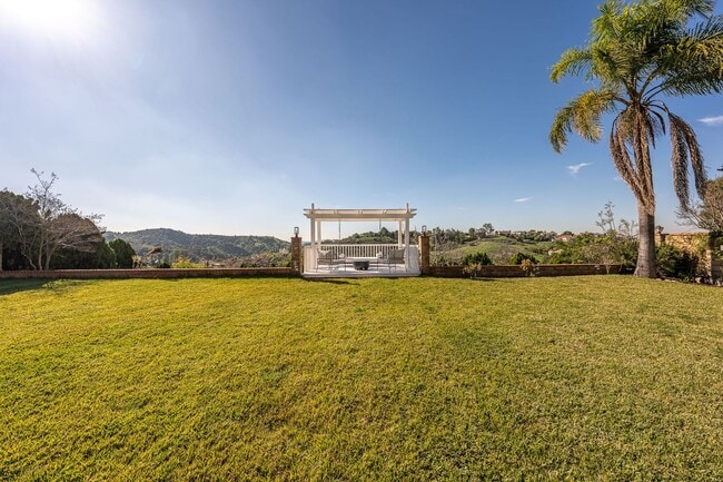 Building Photo - Fully furnished Canyon View 5 Bed Single Family