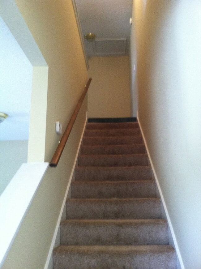 Building Photo - 3BR/2BA Duplex in Prime Location – Lawn Care Provided