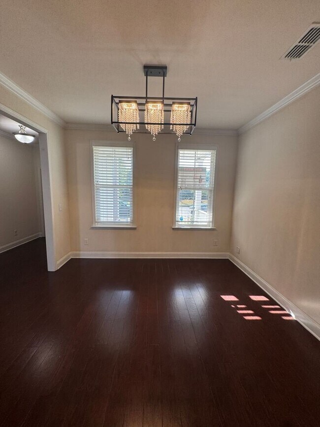 Building Photo - Your Franklin dream rental is here—4 bedrooms, a huge bonus, two en-suites, and an unbeatable loc...
