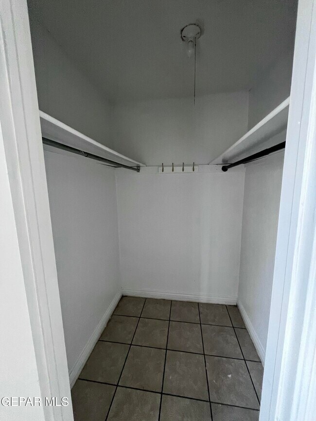 Building Photo - 5524 Oakbriar Cir