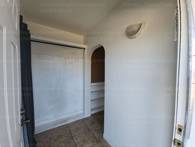 Building Photo - Charming 2 bedroom, 1 bathroom house near ...