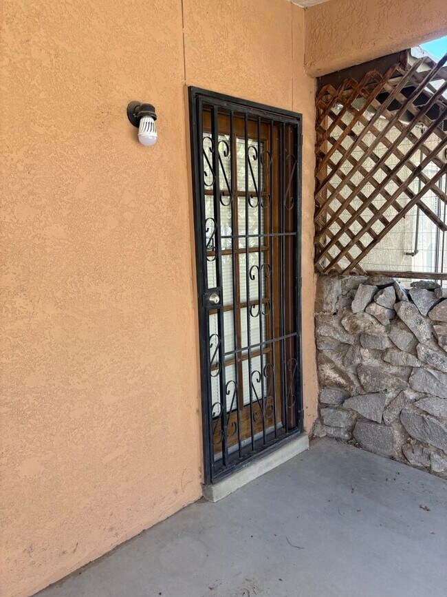 Building Photo - 3109 Las Placitas Rd