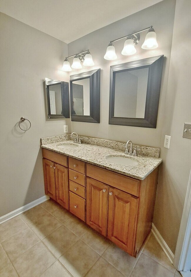 Building Photo - 3 Bed / 2-1/2 Bath Single Family Townhome with 1-Car Garage